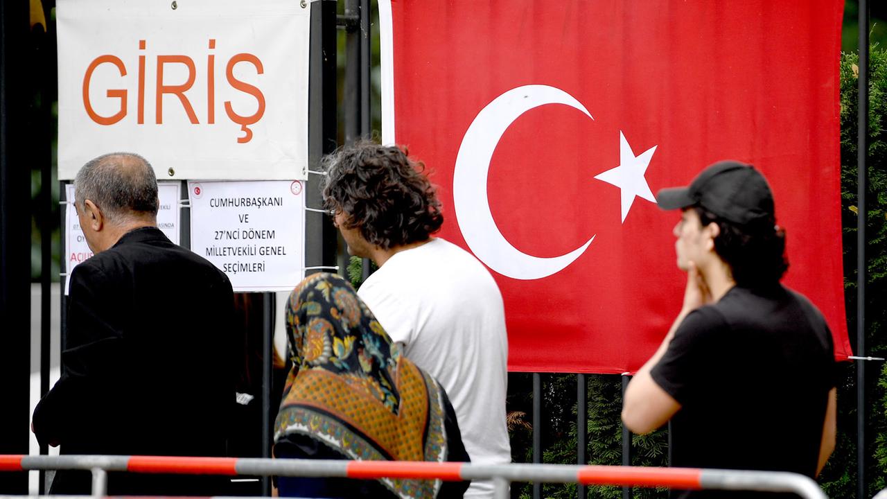 Wahlberechtigte stehen vor dem Gelände des türkischen Generalkonsulats in Berlin für die Stimmabgabe zur Parlamentswahl 2018 an.