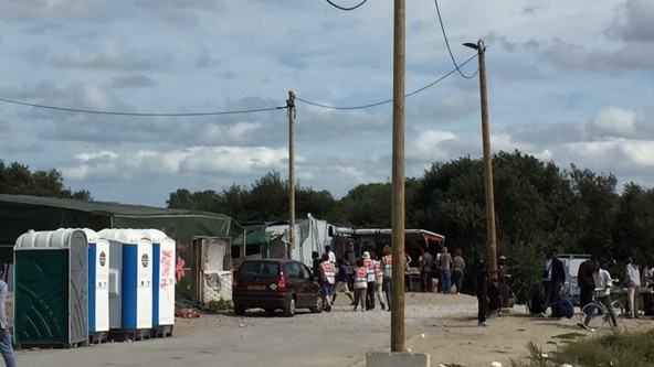 Die Menschen im Flüchtlingscamp außerhalb der französischen Hafenstadt Calais leben in ärmlichen Verhältnissen.
