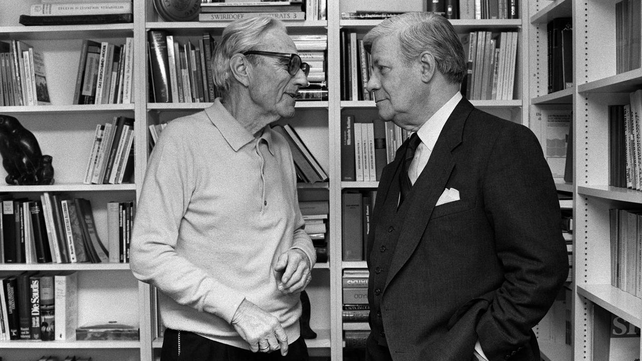 Ex-Bundeskanzler Helmut Schmidt im Gespräch mit Verleger Gerd Bucerius von der Wochenzeitung "Die Zeit" in Hamburg Ex-Bundeskanzler Helmut Schmidt im Gespräch mit Verleger Gerd Bucerius von der Wochenzeitung "Die Zeit" in Hamburg