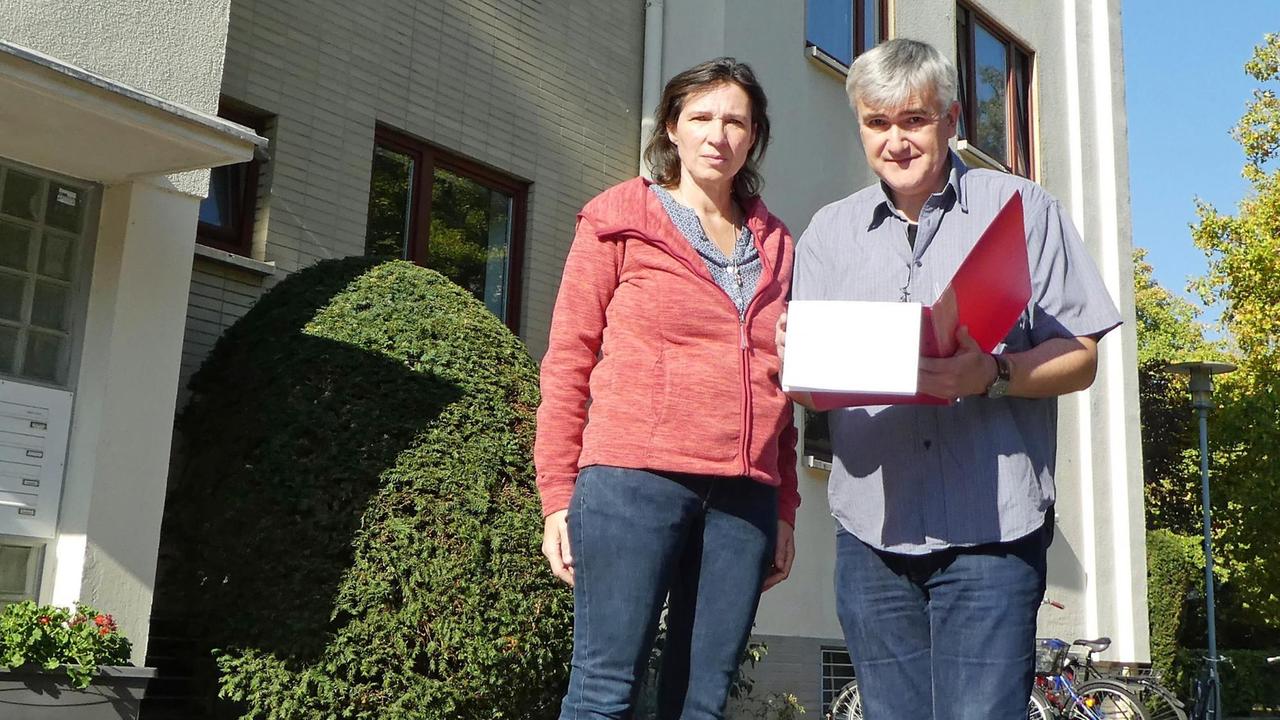 Claudia-Stefanie Schmid und Michael Alvarez Kalverkamp sind BImA-Mieter und stehen vor ihrem Haus in Berlin Steglitz-Zehlendorf Claudia-Stefanie Schmid und Michael Alvarez Kalverkamp sind BImA-Mieter und stehen vor ihrem Haus in Berlin Steglitz-Zehlendorf