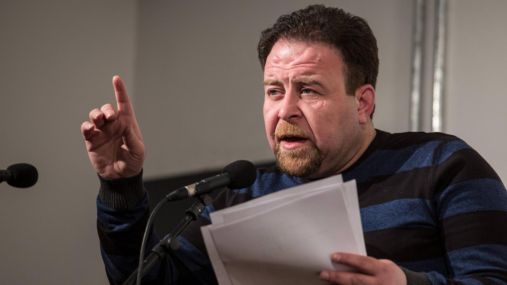 Dichter Aref Hamza sitzt vor einem Mikrofon bei einer Lesung im Haus der Poesie in Buchholz im Januar 2017 Dichter Aref Hamza sitzt vor einem Mikrofon bei einer Lesung im Haus der Poesie in Buchholz im Januar 2017