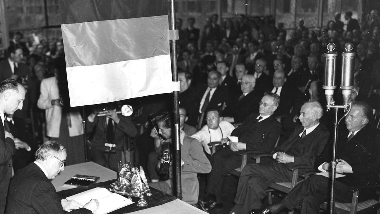 Genau um 17 Uhr wurde am 23. Mai 1949 in Bonn das Grundgesetz unterzeichnet. Genau um 17 Uhr wurde am 23. Mai 1949 in Bonn das Grundgesetz unterzeichnet.