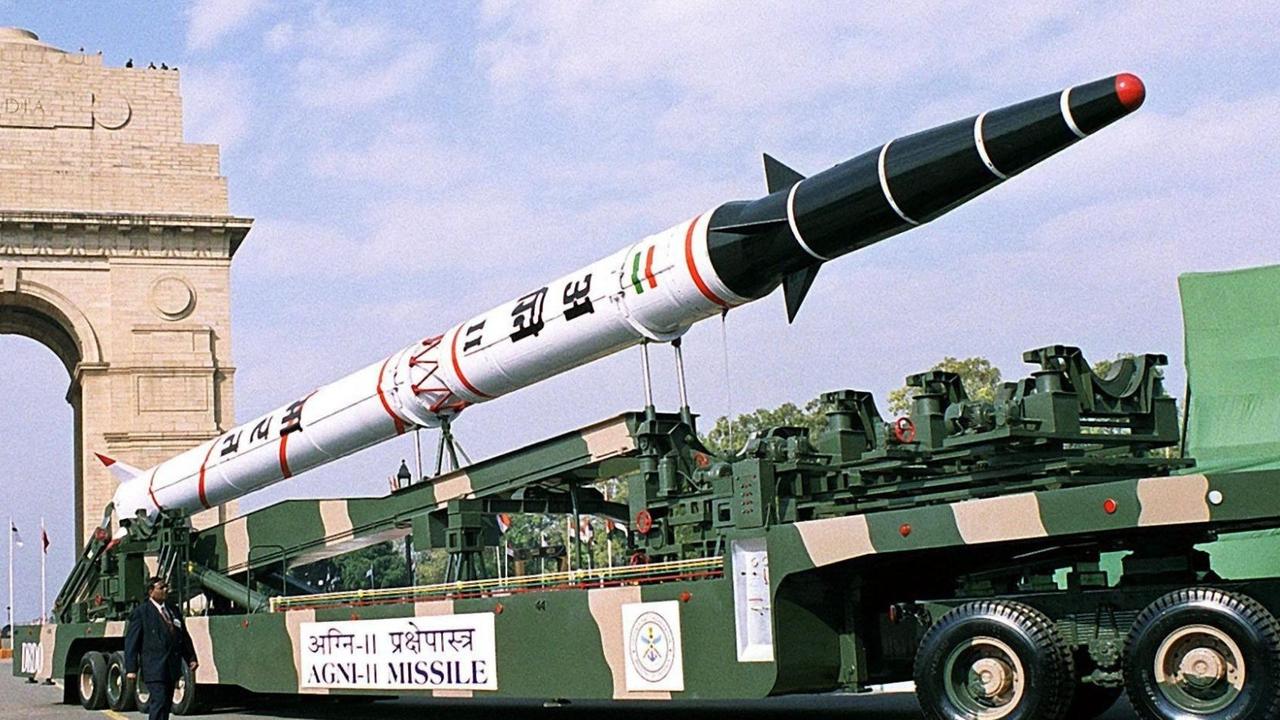 Auf einem Militärlastzug wird bei der Parade zum indischen Nationalfeiertag am 26.1.2002 in Neu Delhi die atomwaffenfähige Mittelstreckenrakete Agni II am Gate of India vorbeigefahren. Bei dem Umzug durch die Hauptstadt, einer Mischung aus Folkloregruppen und Militärparade, führte die Armee die Mittelstreckenrakete Agni II vor. Sechs Wochen nach dem Terroranschlag auf das indische Parlament waren die Sicherheitsvorkehrungen beim Nationalfeiertag schärfer als je zuvor. Auf einem Militärlastzug wird bei der Parade zum indischen Nationalfeiertag am 26.1.2002 in Neu Delhi die atomwaffenfähige Mittelstreckenrakete Agni II am Gate of India vorbeigefahren. Bei dem Umzug durch die Hauptstadt, einer Mischung aus Folkloregruppen und Militärparade, führte die Armee die Mittelstreckenrakete Agni II vor. Sechs Wochen nach dem Terroranschlag auf das indische Parlament waren die Sicherheitsvorkehrungen beim Nationalfeiertag schärfer als je zuvor.