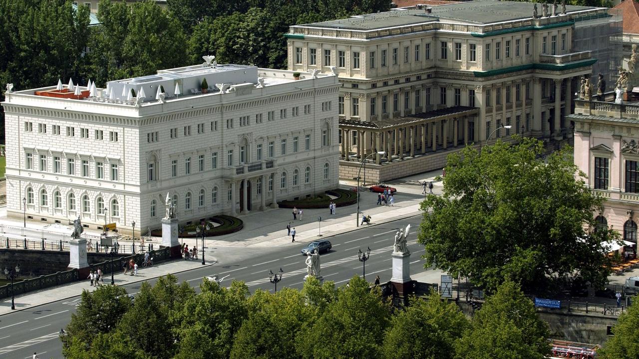 Berlin: Blick vom Berliner Dom auf die Straße Unter den Linden mit dem Gebäude der Bertelsmann-Stiftung und dem Kronprinzenpalais (r), 