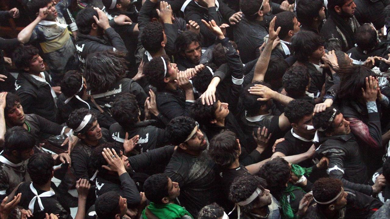 Schwarz gekleidete schiitische Muslime haben sich in Kerbela zu einem religiösen Fest versammelt (Archivbild). 