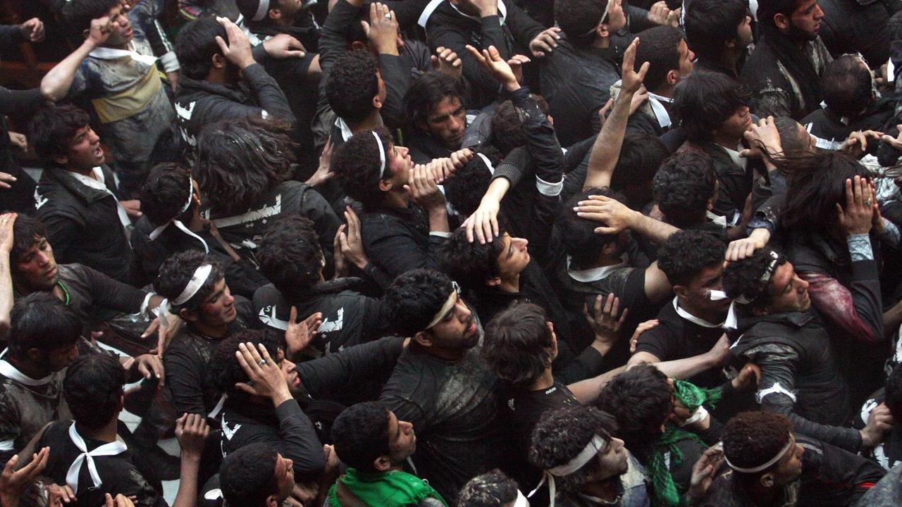Schwarz gekleidete schiitische Muslime haben sich in Kerbela zu einem religiösen Fest versammelt (Archivbild). Schwarz gekleidete schiitische Muslime haben sich in Kerbela zu einem religiösen Fest versammelt (Archivbild).