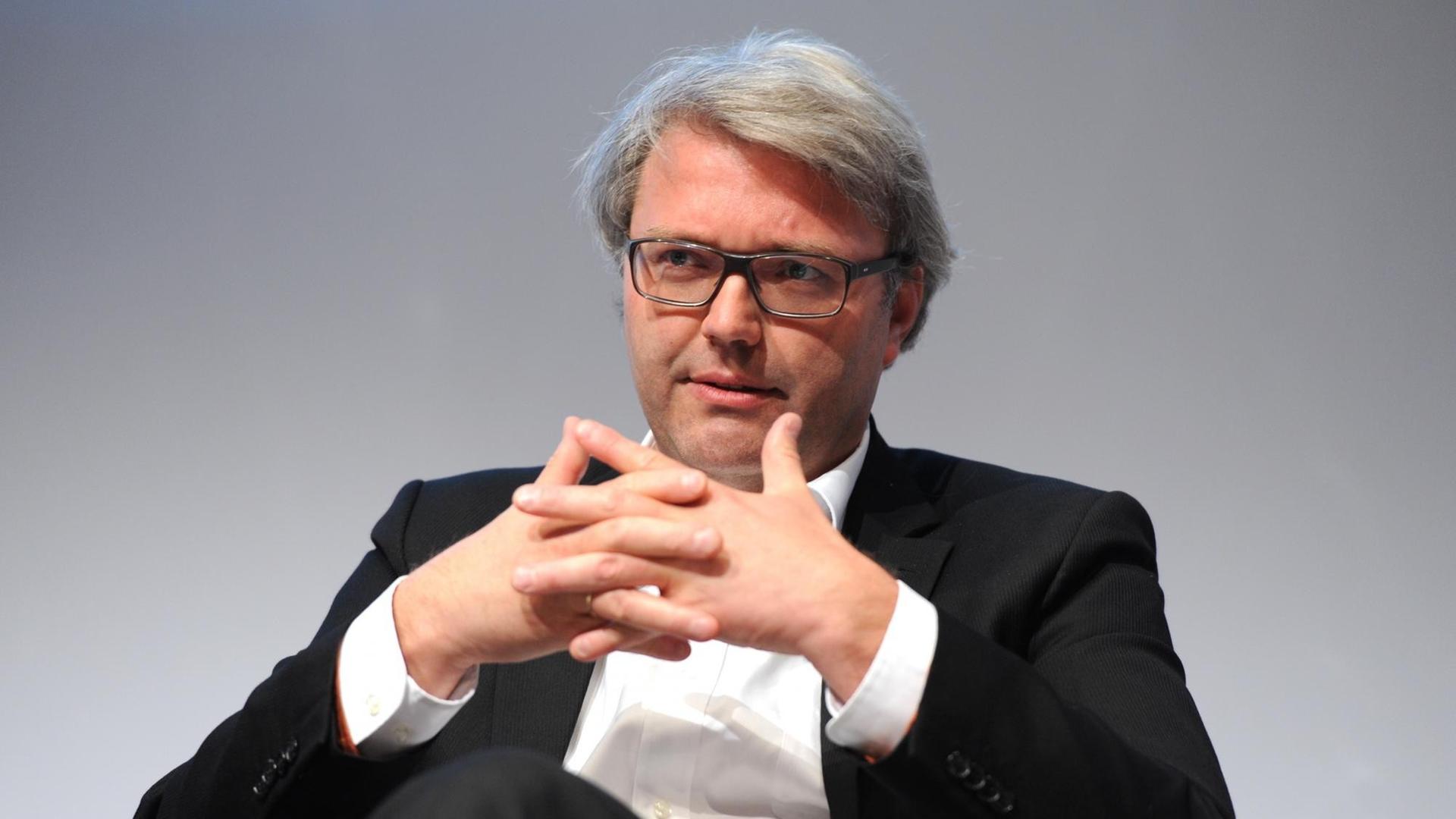 Marc Jan Eumann hat die Hände unterhalb des Gesichts ineinander verschränkt Marc Jan Eumann hat die Hände unterhalb des Gesichts ineinander verschränkt
