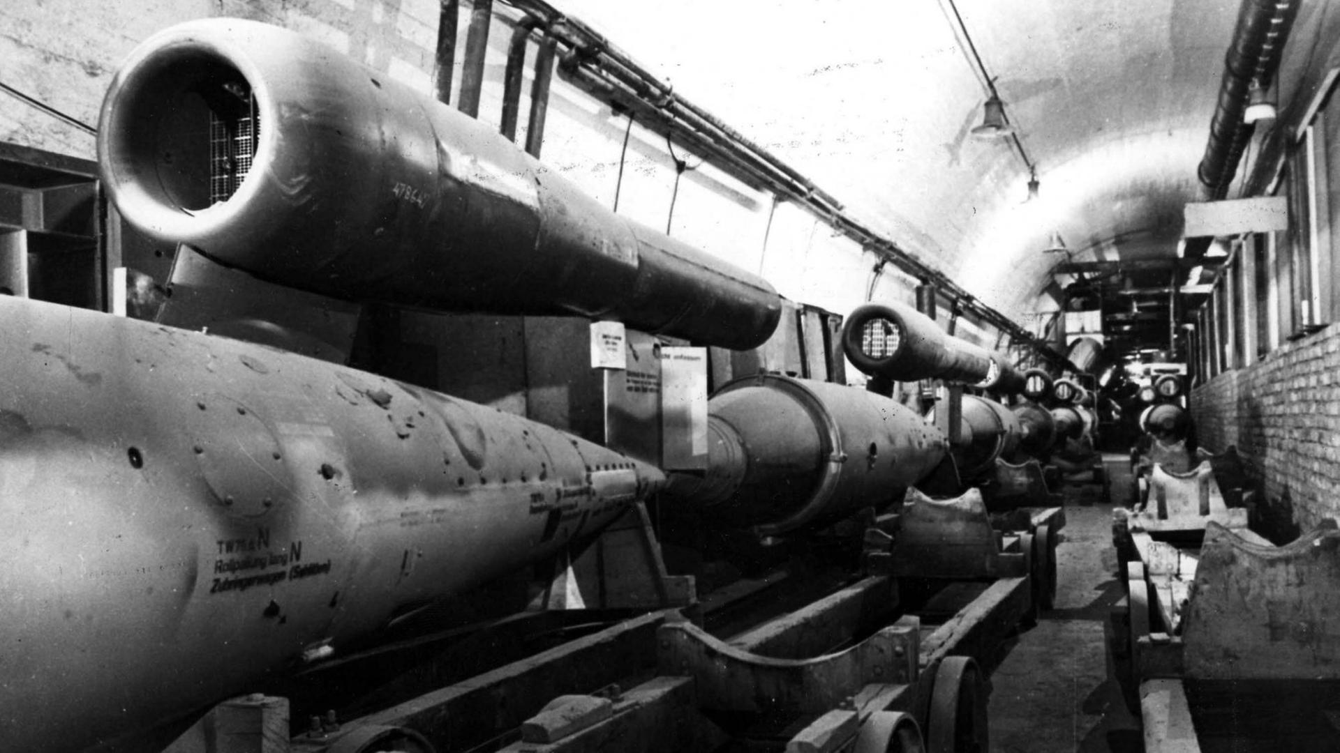 Eine Produktionslinie der V1 in einem Stollen des KZ Mittelbau-Dora in Thüringen nach der Befreiung durch die US-Armee.