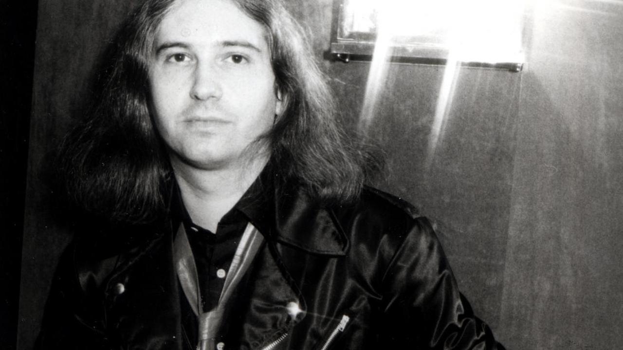 Jim Steinman lehnt an einer Wand, trägt Lederjacke und eine lederne Krawatte (Schwarz-Weiß-Fotografie) Jim Steinman lehnt an einer Wand, trägt Lederjacke und eine lederne Krawatte (Schwarz-Weiß-Fotografie)