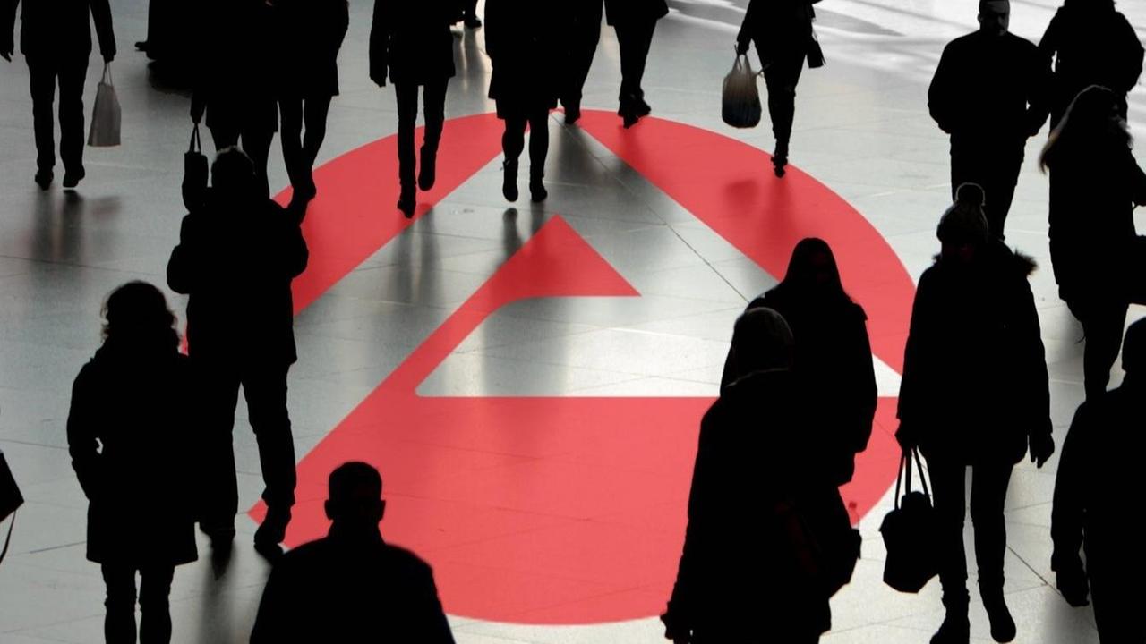 Logo der Bundesagentur für Arbeit mit Menschenmenge Logo der Bundesagentur für Arbeit mit Menschenmenge