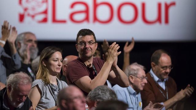 Delegierte des Labour-Parteitags in Liverpool applaudieren nach einer Rede.
