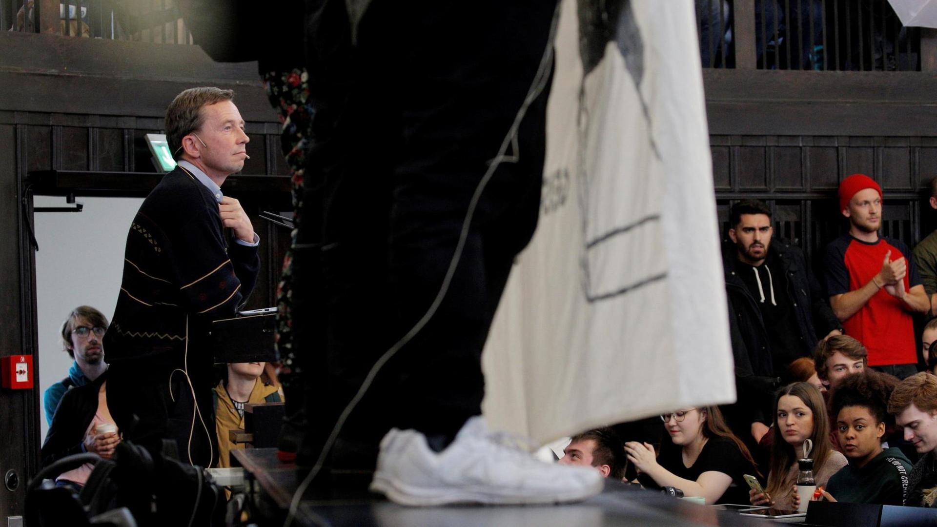 Der Wirtschaftswissenschaftler und AfD-Gründer Bernd Lucke bei seiner Antrittsvorlesung in der Universität Hamburg. Studierende protestieren. Der Wirtschaftswissenschaftler und AfD-Gründer Bernd Lucke bei seiner Antrittsvorlesung in der Universität Hamburg. Studierende protestieren.