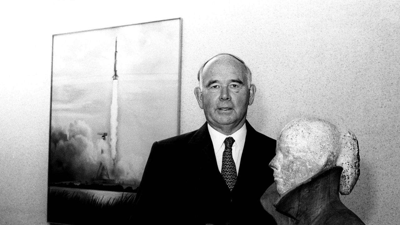 Prof. Dr. Peter Ludwig, Schokoladenfabrikant und Kunstsammler neben einer Skulptur, 05.11.1987 