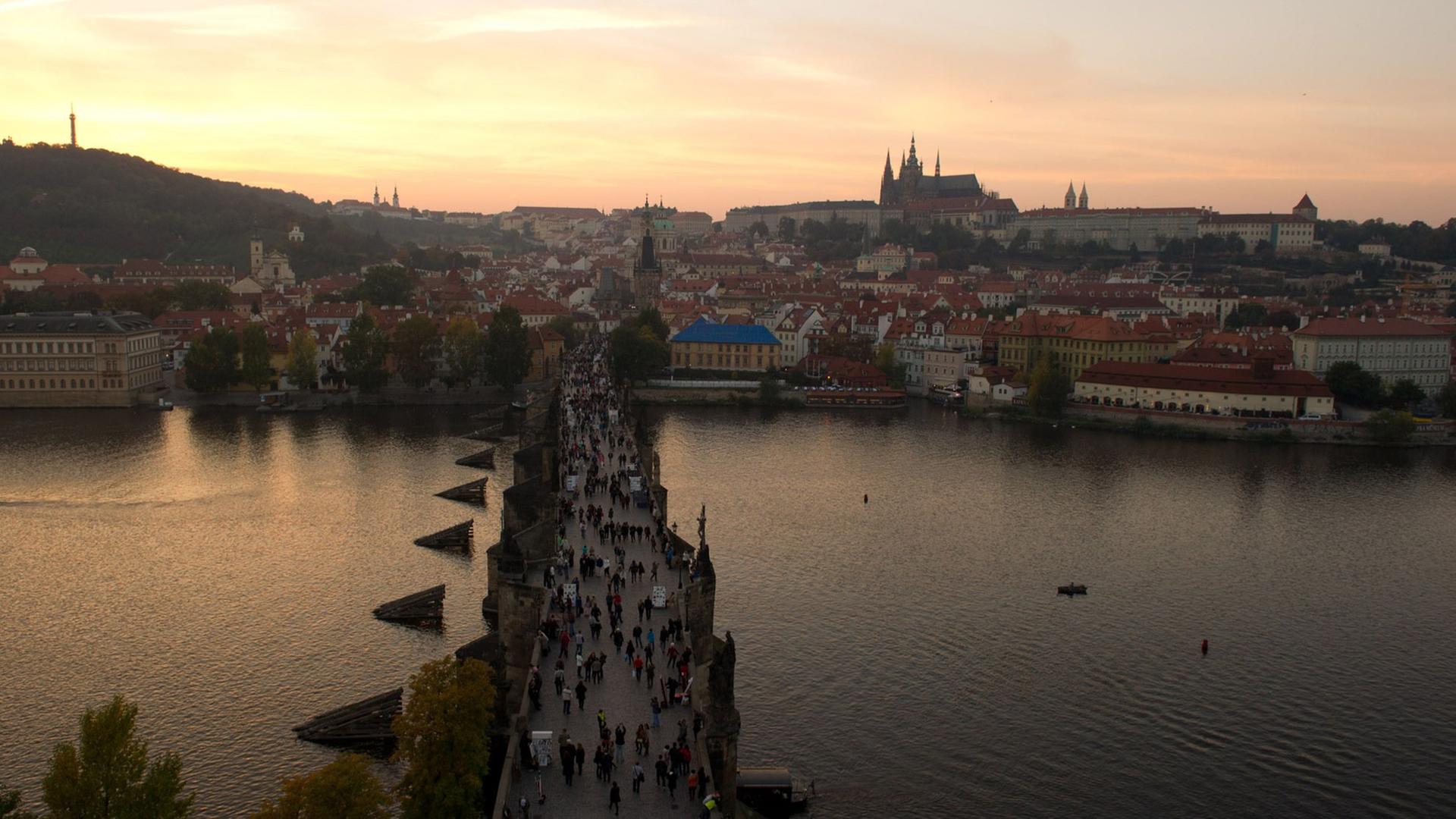Blick vom Altstädter Brückenturm bei Sonnenuntergang über die Karlsbrücke auf die Prager Kleinseite mit der Prager Burg und dem Veitsdom Blick vom Altstädter Brückenturm bei Sonnenuntergang über die Karlsbrücke auf die Prager Kleinseite mit der Prager Burg und dem Veitsdom