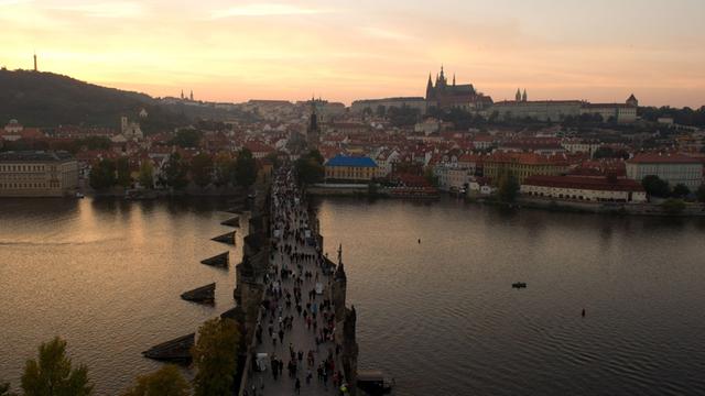 Blick vom Altstädter Brückenturm bei Sonnenuntergang über die Karlsbrücke auf die Prager Kleinseite mit der Prager Burg und dem Veitsdom