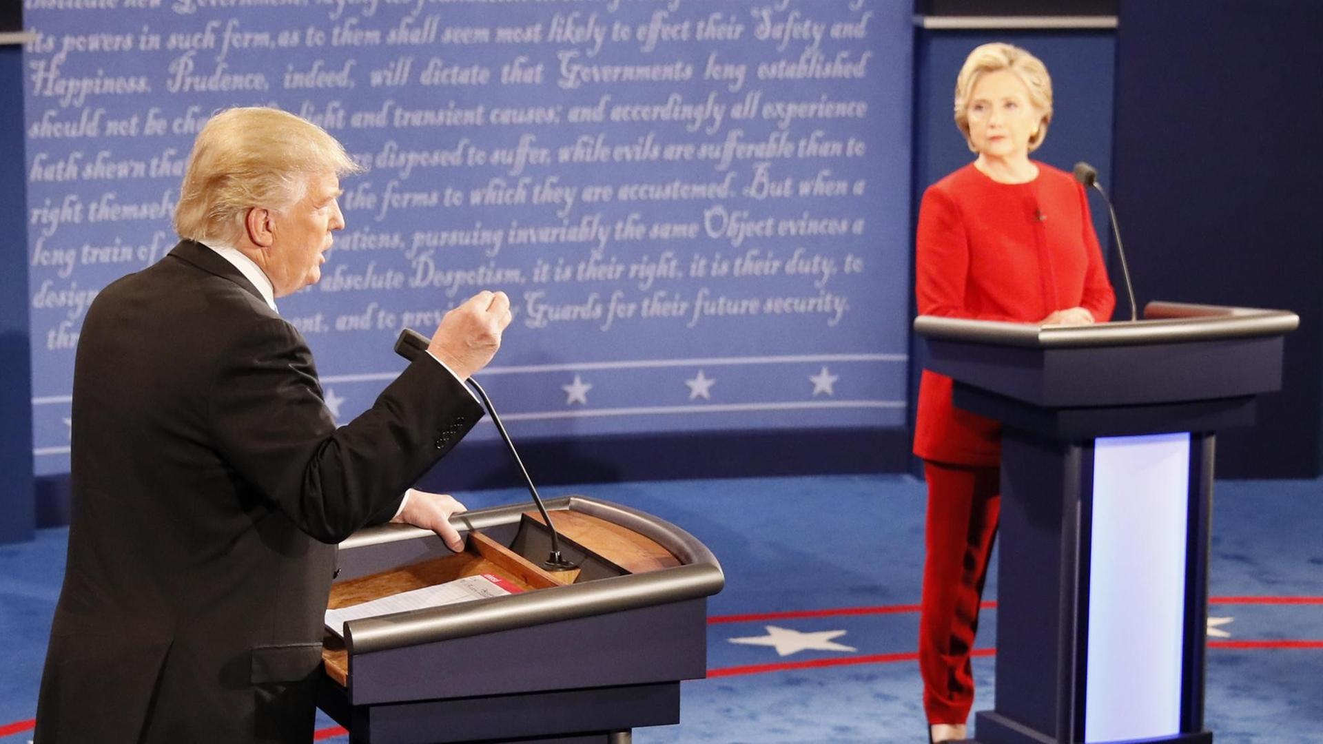 Die demokratische US-Präsidentschaftskandidatin Hillary Clinton und ihr republikanischer Herausforderer Donald Trump beim ersten TV-Duelle. Die demokratische US-Präsidentschaftskandidatin Hillary Clinton und ihr republikanischer Herausforderer Donald Trump beim ersten TV-Duelle.