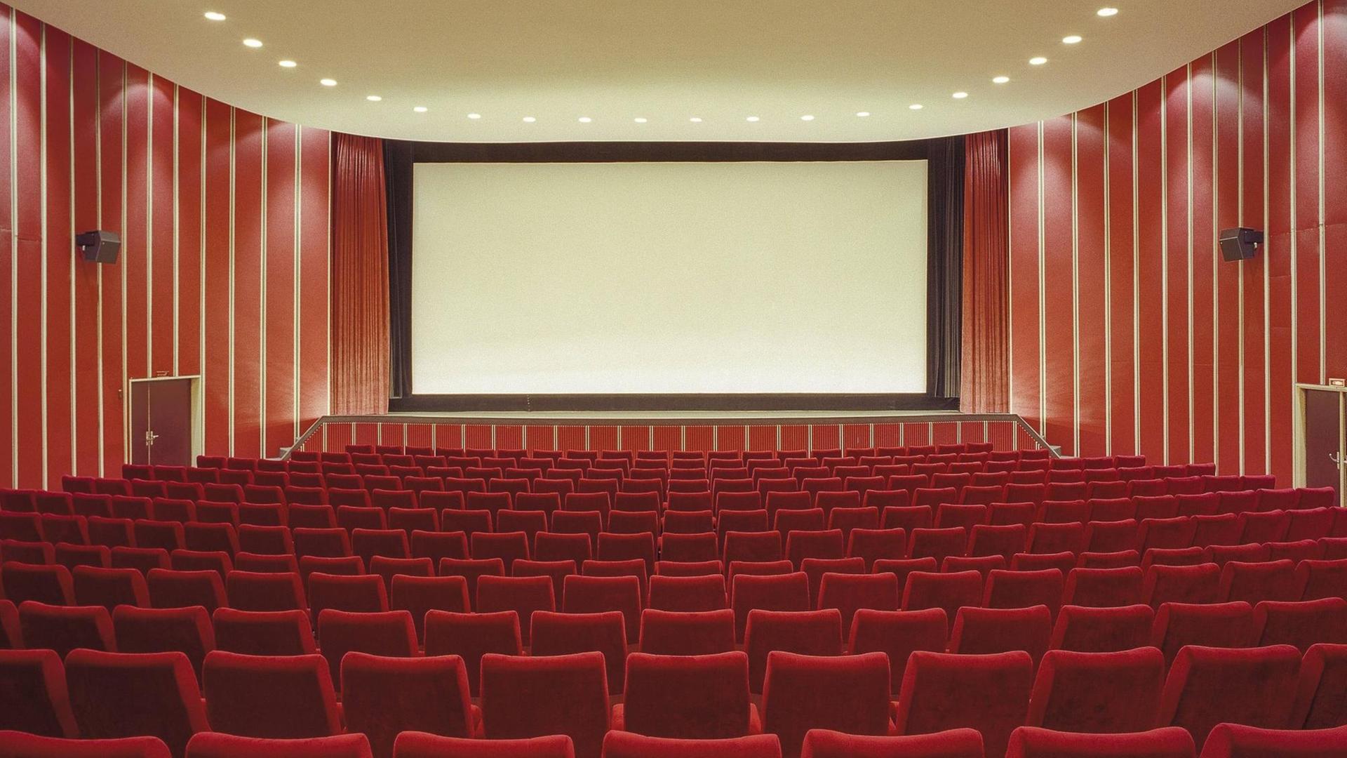 Ein Kino-Saal mit leeren Sitzen