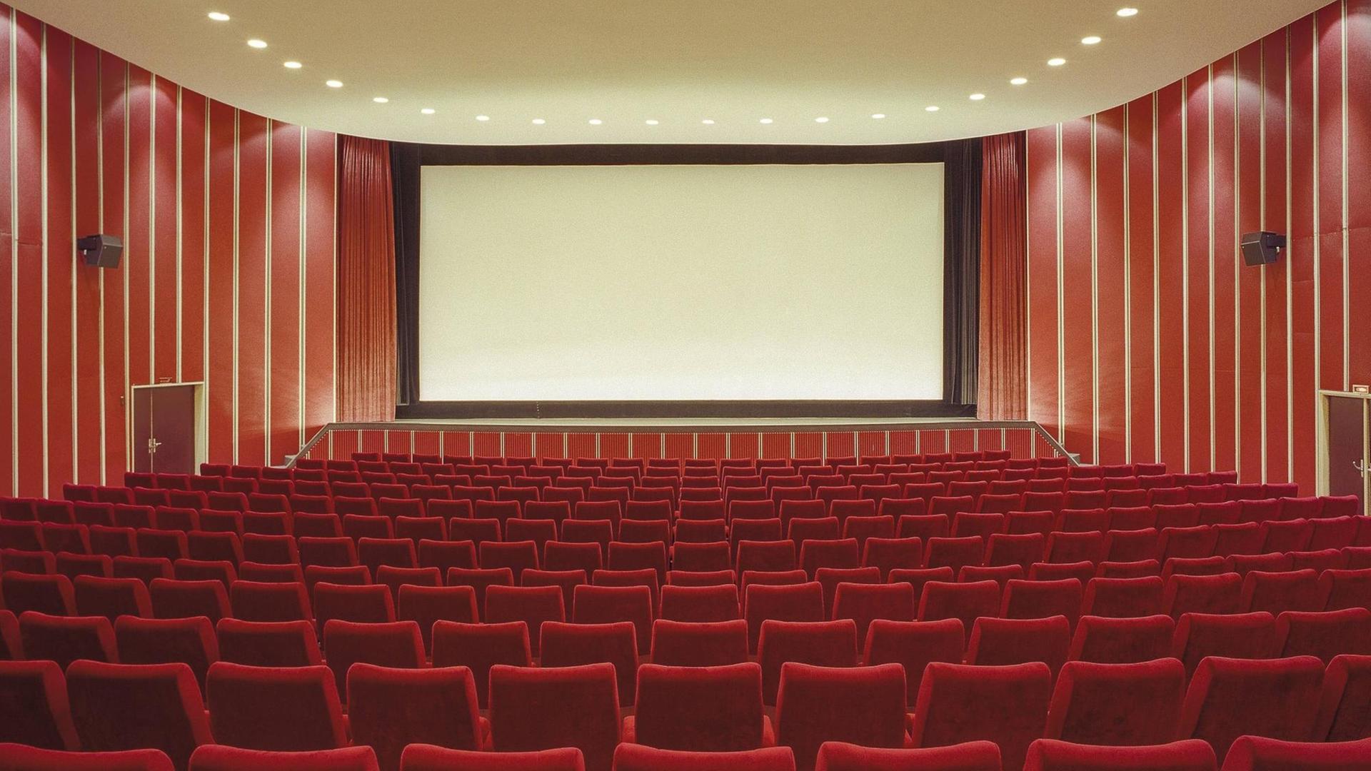 Ein Kino-Saal mit leeren Sitzen Ein Kino-Saal mit leeren Sitzen