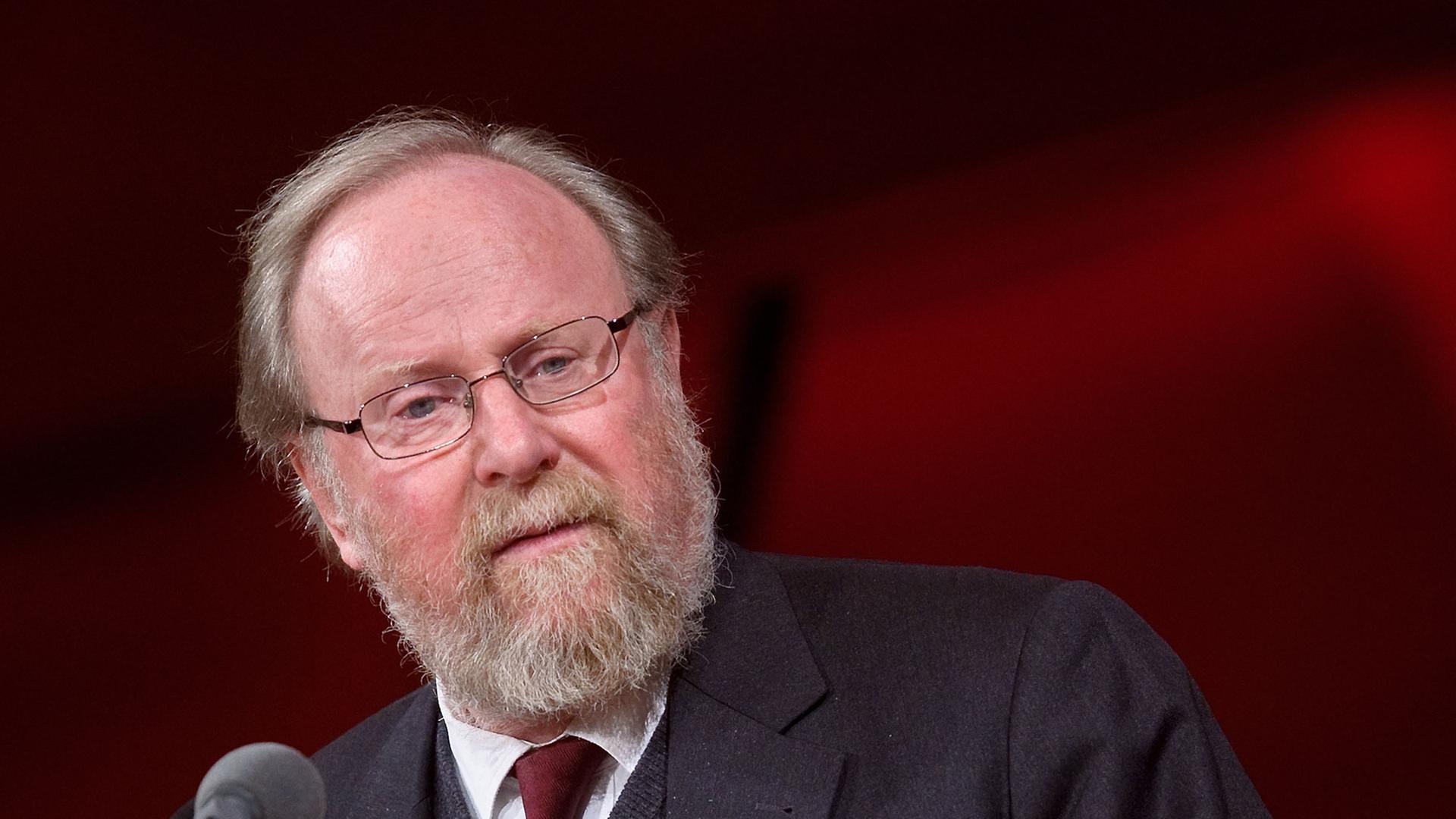 Wolfgang Thierse, ehemaliger Bundestagspräsident, spricht bei einem Festakt zum 100. Geburtstag von Willy Brandt in der Musik- und Kongresshalle in Lübeck. Wolfgang Thierse, ehemaliger Bundestagspräsident, spricht bei einem Festakt zum 100. Geburtstag von Willy Brandt in der Musik- und Kongresshalle in Lübeck.