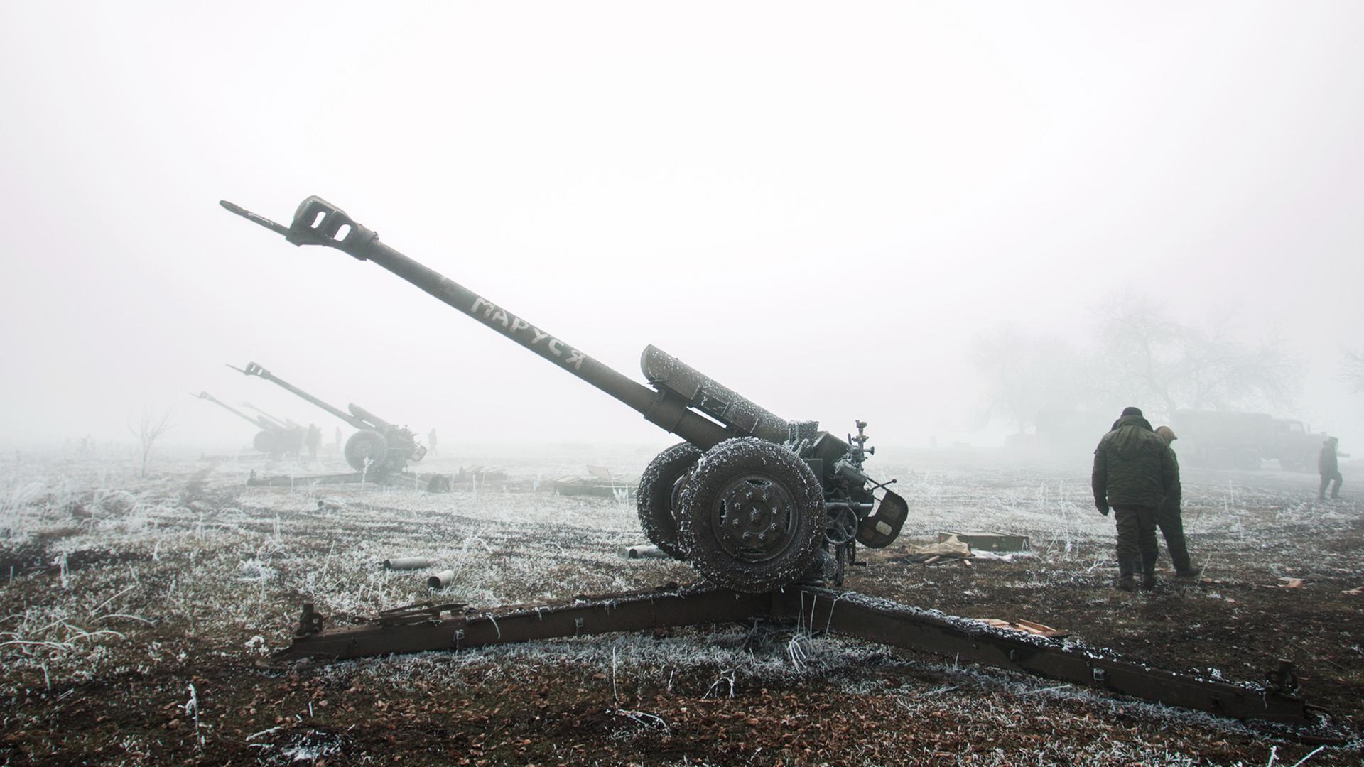 Militärisches Gerät außerhalb von Debalzewo in der Ukraine Militärisches Gerät außerhalb von Debalzewo in der Ukraine