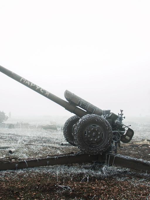 Militärisches Gerät außerhalb von Debalzewo in der Ukraine