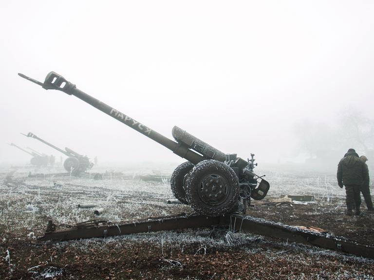 Militärisches Gerät außerhalb von Debalzewo in der Ukraine