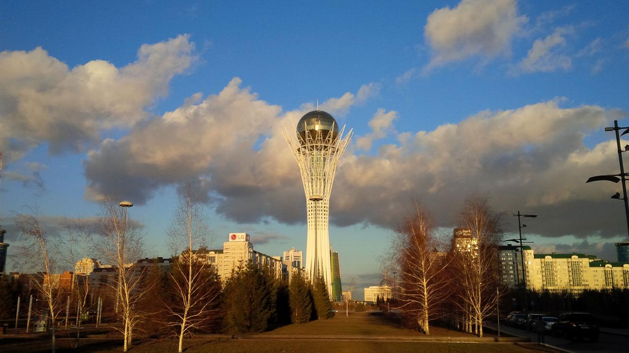 Wahrzeichen der Stadt: Der Baiterek in Astana Wahrzeichen der Stadt: Der Baiterek in Astana