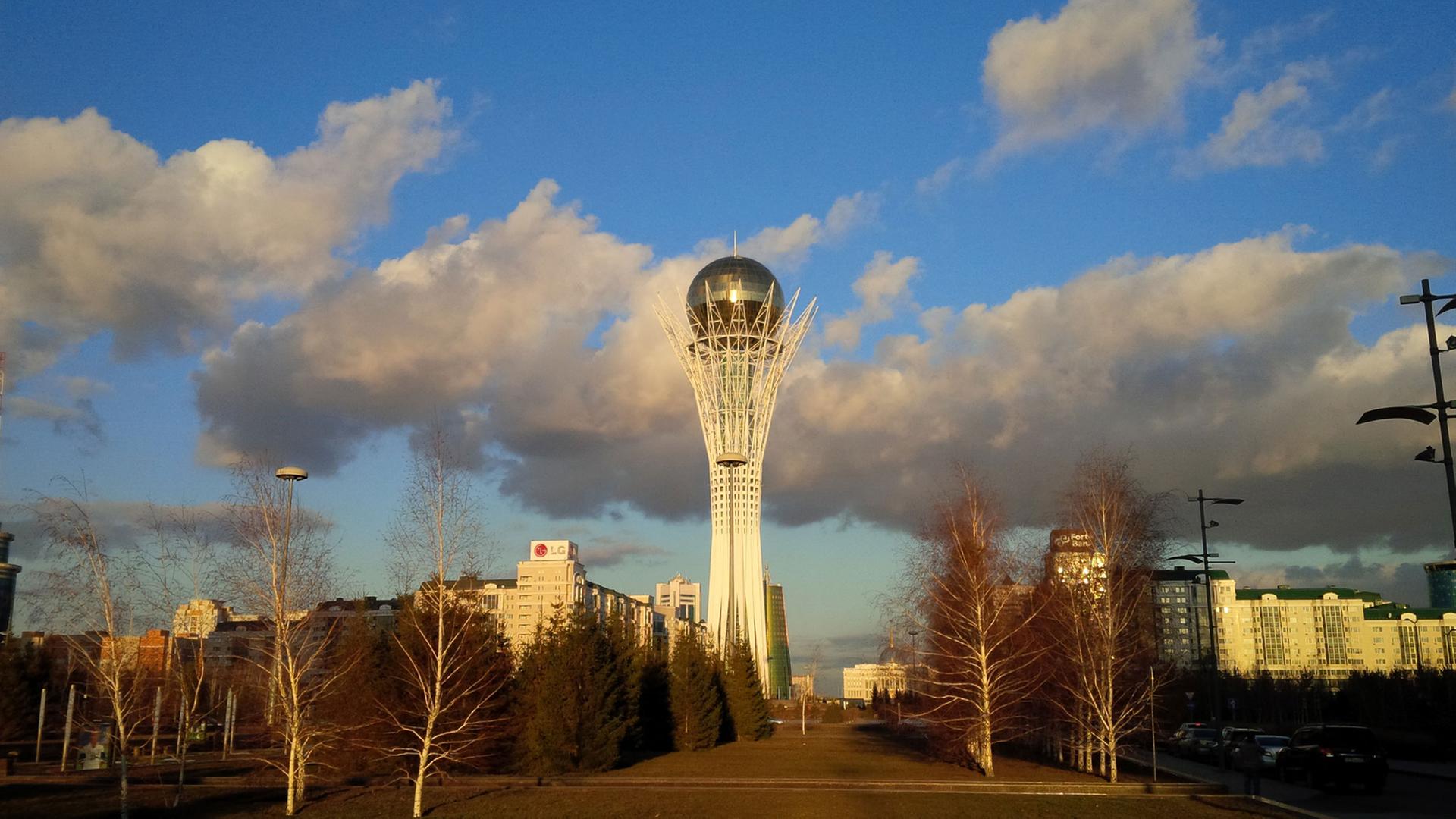 Wahrzeichen der Stadt: Der Baiterek in Astana Wahrzeichen der Stadt: Der Baiterek in Astana