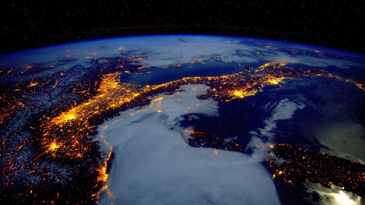 Foto der Weltkugel bei Nacht mit den Lichtflächen der Städte, am 25. Januar 2016 von der Internationalen Raumstation ISS aus aufgenommen. Foto der Weltkugel bei Nacht mit den Lichtflächen der Städte, am 25. Januar 2016 von der Internationalen Raumstation ISS aus aufgenommen.