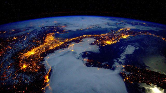 Foto der Weltkugel bei Nacht mit den Lichtflächen der Städte, am 25. Januar 2016 von der Internationalen Raumstation ISS aus aufgenommen.