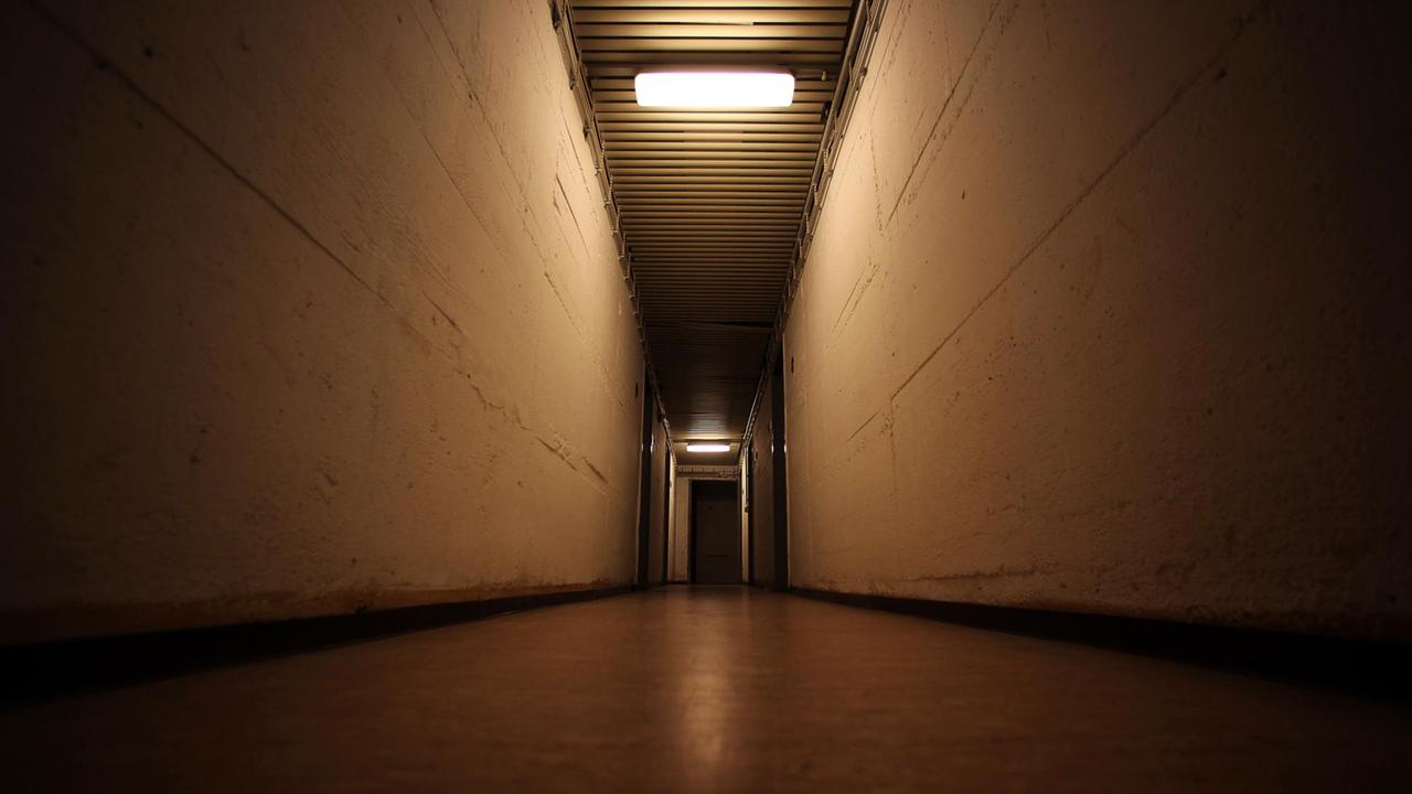 Der Blick in einen Gang des ehemaligen Atomschutzbunkers der rheinland- pfälzischen Landesregierung