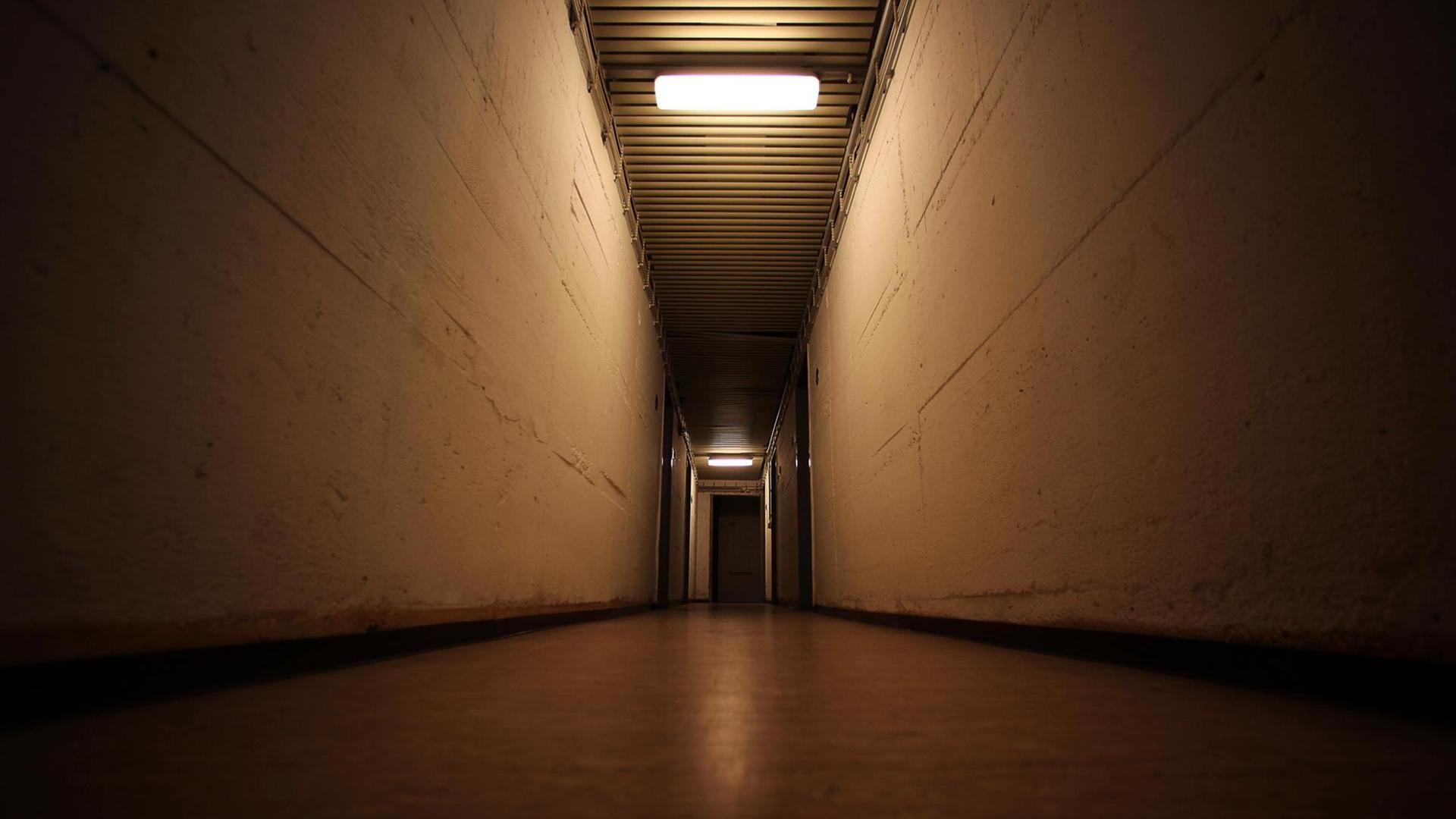 Der Blick in einen Gang des ehemaligen Atomschutzbunkers der rheinland-pfälzischen Landesregierung Der Blick in einen Gang des ehemaligen Atomschutzbunkers der rheinland-pfälzischen Landesregierung