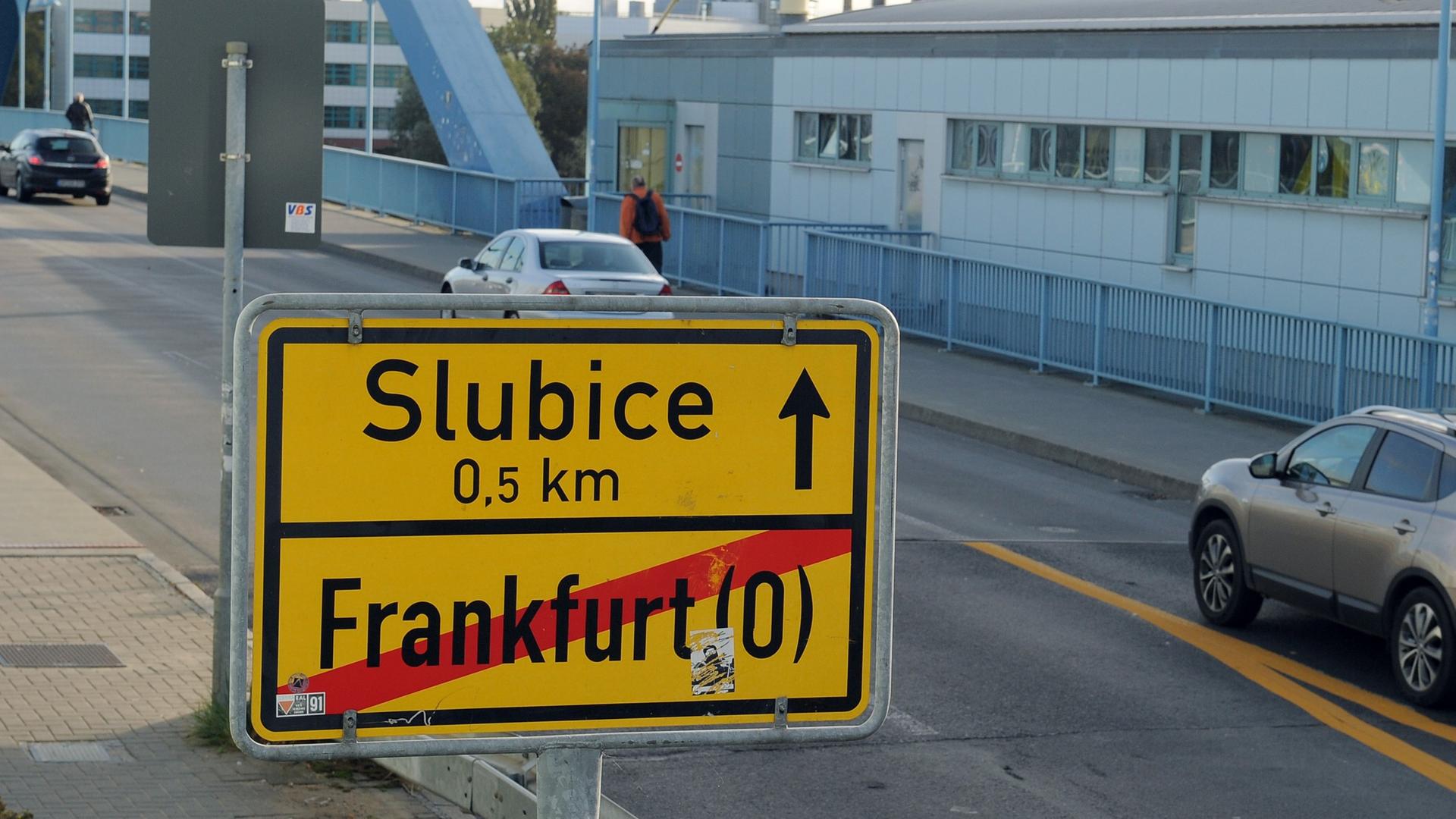 Grenze nach Polen: Die Dwójka bringt Menschen von West nach Ost. Grenze nach Polen: Die Dwójka bringt Menschen von West nach Ost.