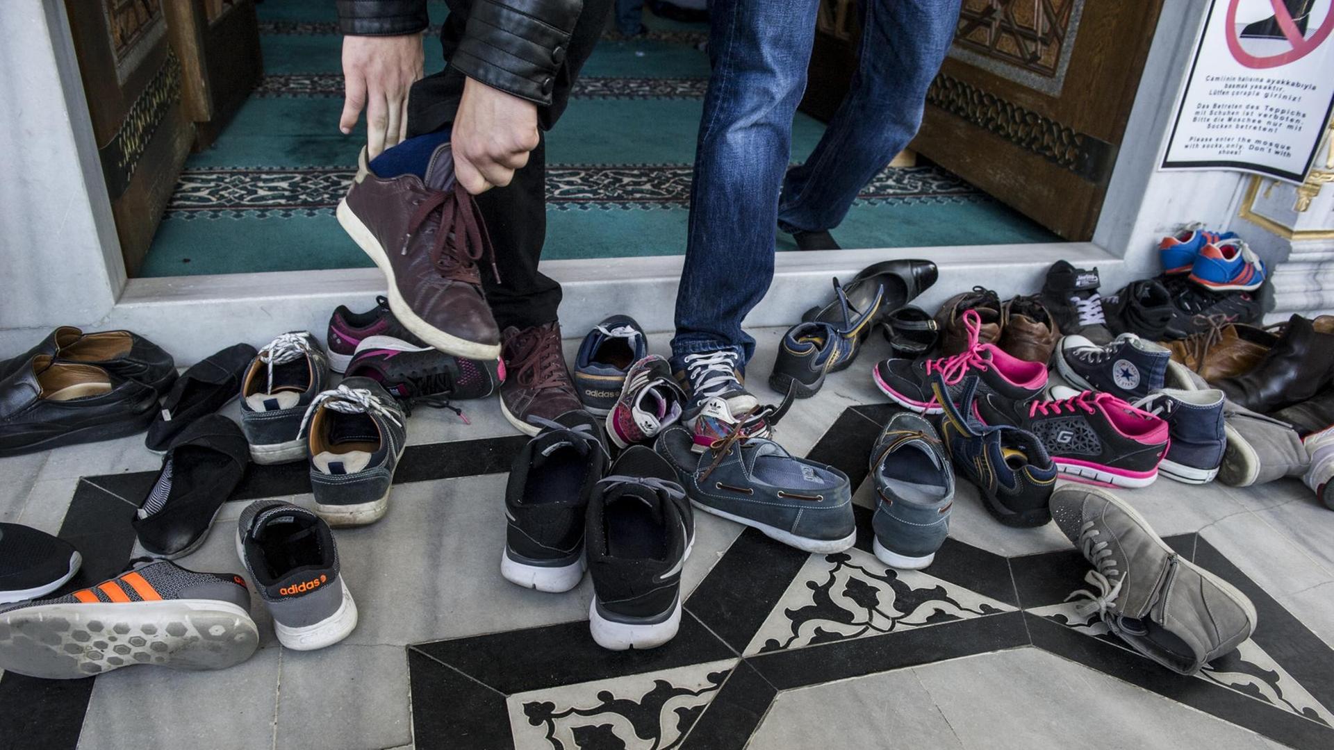 Zahlreiche Schuhe stehen am vor dem Eingang einer Moschee in Berlin. Zahlreiche Schuhe stehen am vor dem Eingang einer Moschee in Berlin.