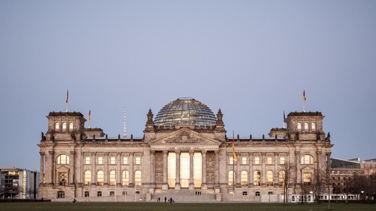23.03.2020, Berlin: Das Reichstagsgebäude, Sitz des Deutschen Bundestags. Trotz der Coronakrise will der Bundestag am Mittwoch zu einer Sitzung zusammenkommen. Um die Ausbreitung des Coronavirus zu verlangsamen hat die Bundesregierung das öffentliche Leben erheblich eingeschränkt. Foto: Carsten Koall/dpa | Verwendung weltweit