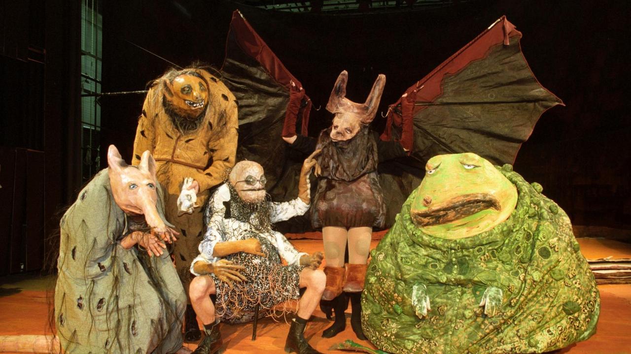 "Die fürchterlichen Fünf" für Kinder ab sechs Jahren gestalteten Friederike Krahl, Annette Wurbs, Peter Müller, Pierre Schöfer und Oliver Dassing (v.r.n.l.) frei nach einem Kinderbuch von Wolf Erlbruch. Die Kammerbühne war aus dem einstigen Staatlichen Puppentheater Neubrandenburg hervorgegangen. Foto: Stefan Sauer "Die fürchterlichen Fünf" für Kinder ab sechs Jahren gestalteten Friederike Krahl, Annette Wurbs, Peter Müller, Pierre Schöfer und Oliver Dassing (v.r.n.l.) frei nach einem Kinderbuch von Wolf Erlbruch. Die Kammerbühne war aus dem einstigen Staatlichen Puppentheater Neubrandenburg hervorgegangen. Foto: Stefan Sauer