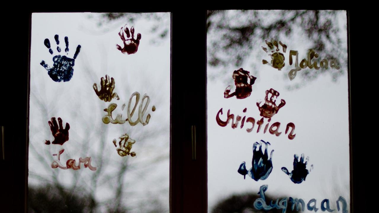 Handabdrücke und Namen von Kinder von zu Freiheitsstrafen verurteilten Müttern sind an einer Fensterscheibe zu sehen. Handabdrücke und Namen von Kinder von zu Freiheitsstrafen verurteilten Müttern sind an einer Fensterscheibe zu sehen.