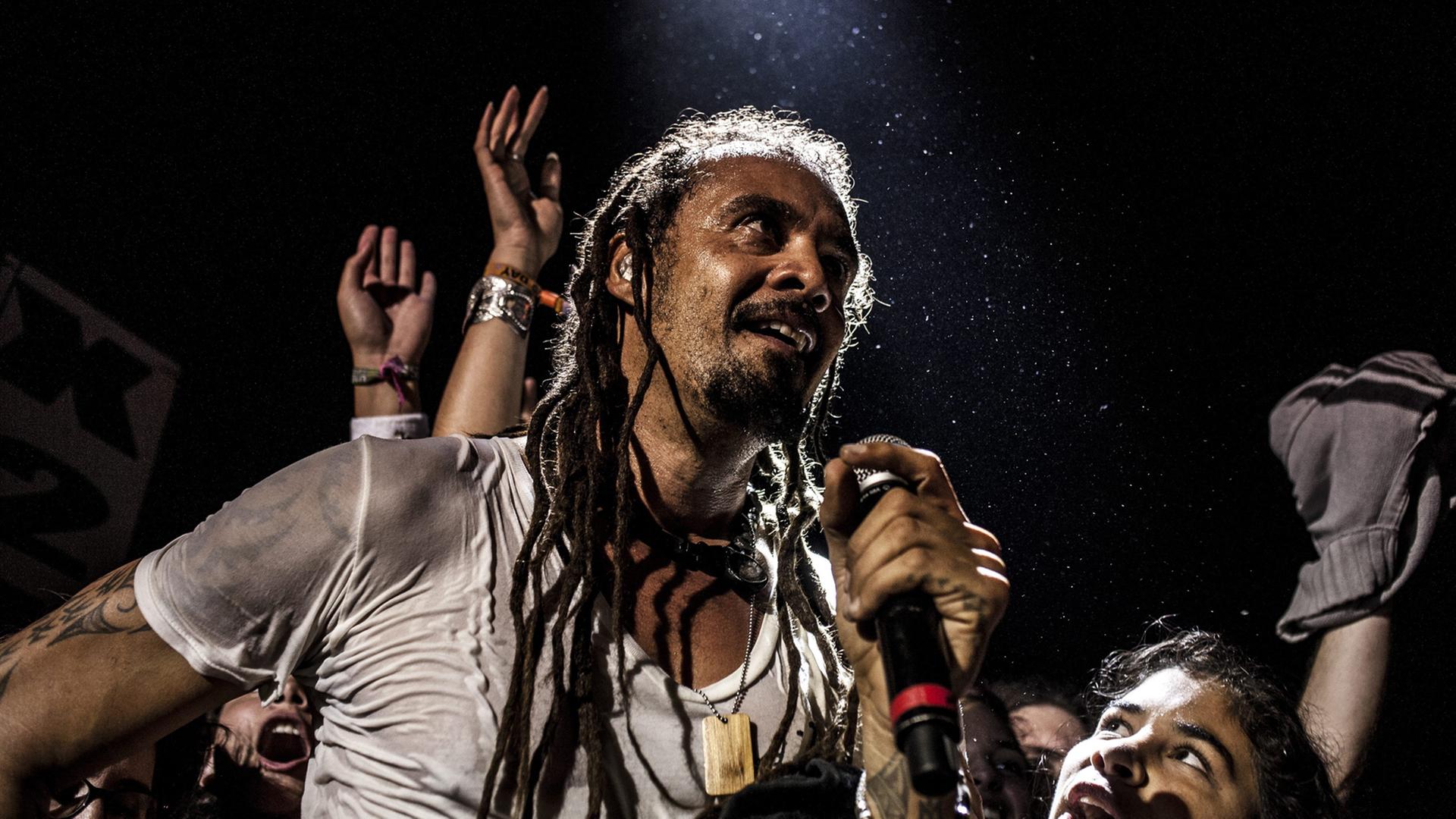 Der Musiker Michael Franti bei einem Auftritt im Jahr 2014. Der Musiker Michael Franti bei einem Auftritt im Jahr 2014.