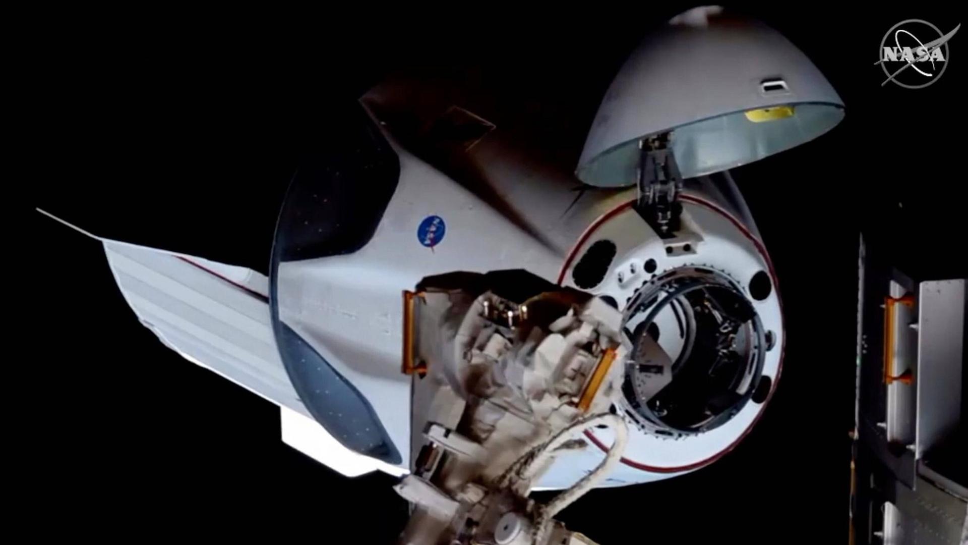 Die Dragon-Kapsel von SpaceX, mit den NASA-Astronauten Robert Behnken und Douglas Hurley an Bord dockt an die Internationale Raumfahrtstadion ISS an Die Dragon-Kapsel von SpaceX, mit den NASA-Astronauten Robert Behnken und Douglas Hurley an Bord dockt an die Internationale Raumfahrtstadion ISS an