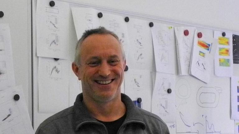 Professor Armin Seyfried an der Universität Wuppertal leitet die Abteilung "zivile Sicherheit und Verkehr" am Supercomputing Center des Forschungszentrums Jülich Professor Armin Seyfried an der Universität Wuppertal leitet die Abteilung "zivile Sicherheit und Verkehr" am Supercomputing Center des Forschungszentrums Jülich