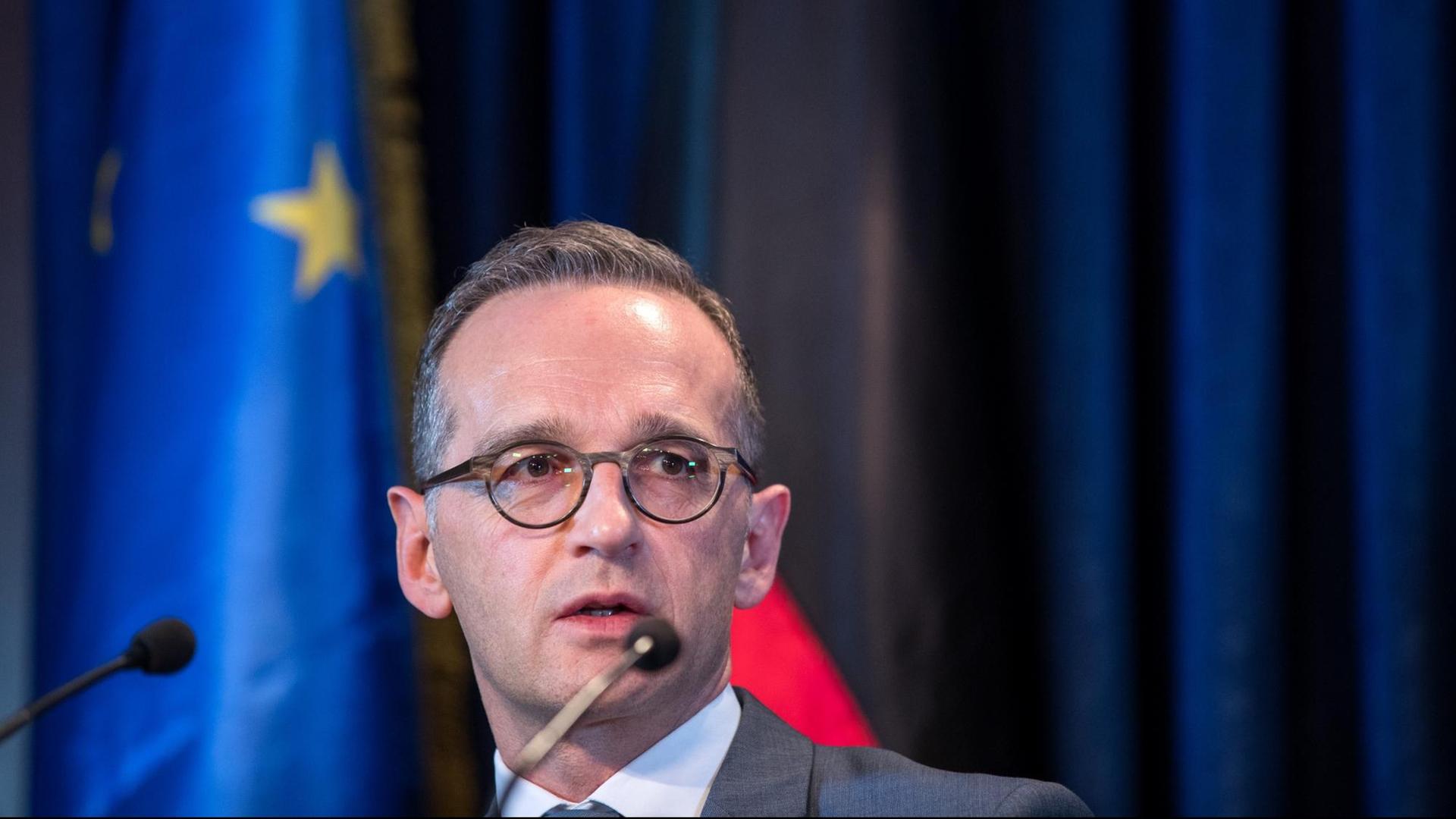 Bundesaußenminister Heiko Maas, SPD, bei einer Pressekonferenz, hinter ihm die Flaggen der EU und Deutschlands.