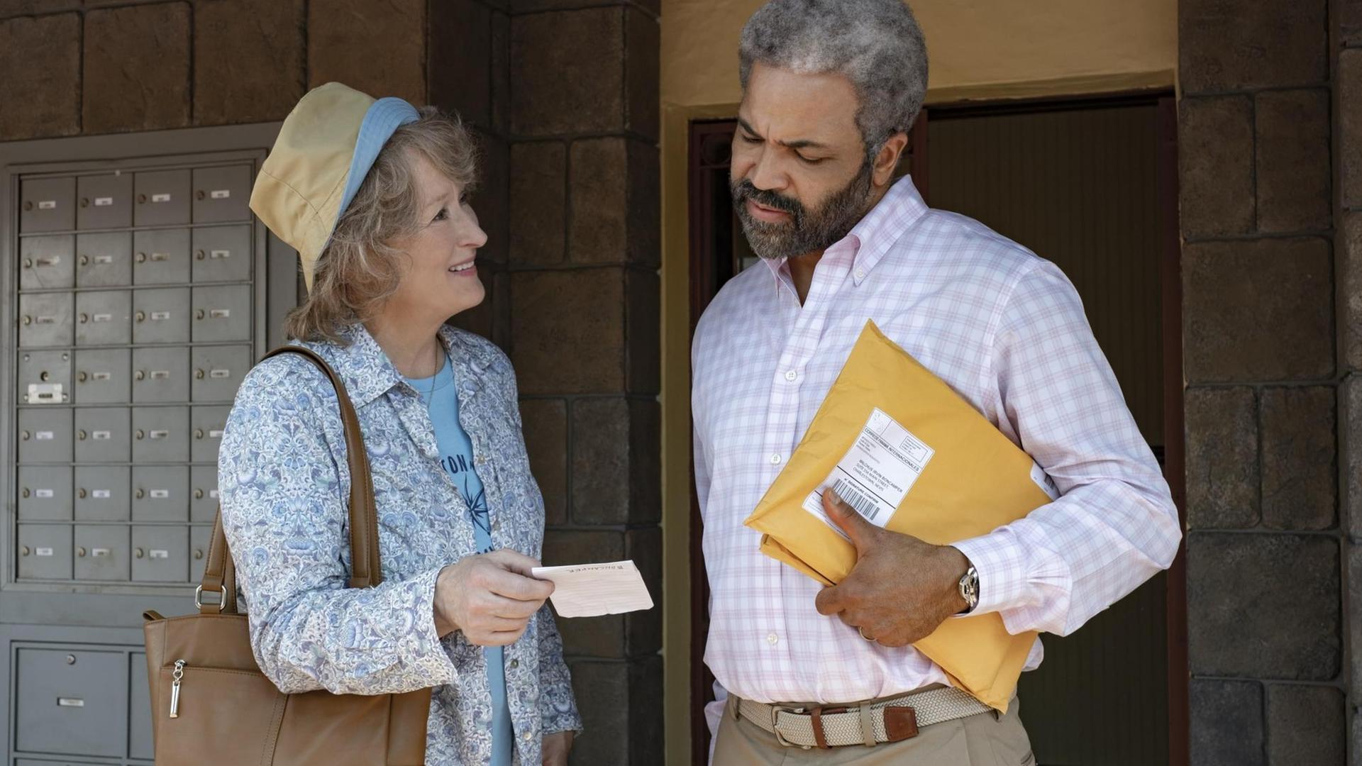 Die Schauspieler Meryl Streep und Jeffrey Wright im Film "The Laundromat: Die Geldwäscherei" - sie steht am Briefkasten und er trägt Briefumschläge in der Hand Die Schauspieler Meryl Streep und Jeffrey Wright im Film "The Laundromat: Die Geldwäscherei" - sie steht am Briefkasten und er trägt Briefumschläge in der Hand