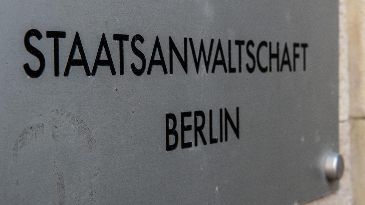 Das Foto zeigt ein Schild mit der Aufschrift "Staatsanwaltschaft Berlin".