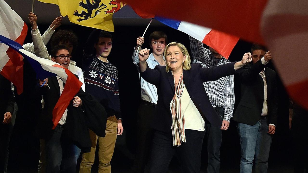 Marine le Pen, Spitzenkandidatin des rechtsextremen "Front National" bei einer Wahlkampfveranstaltung für die französischen Regionalwahlen. Marine le Pen, Spitzenkandidatin des rechtsextremen "Front National" bei einer Wahlkampfveranstaltung für die französischen Regionalwahlen.