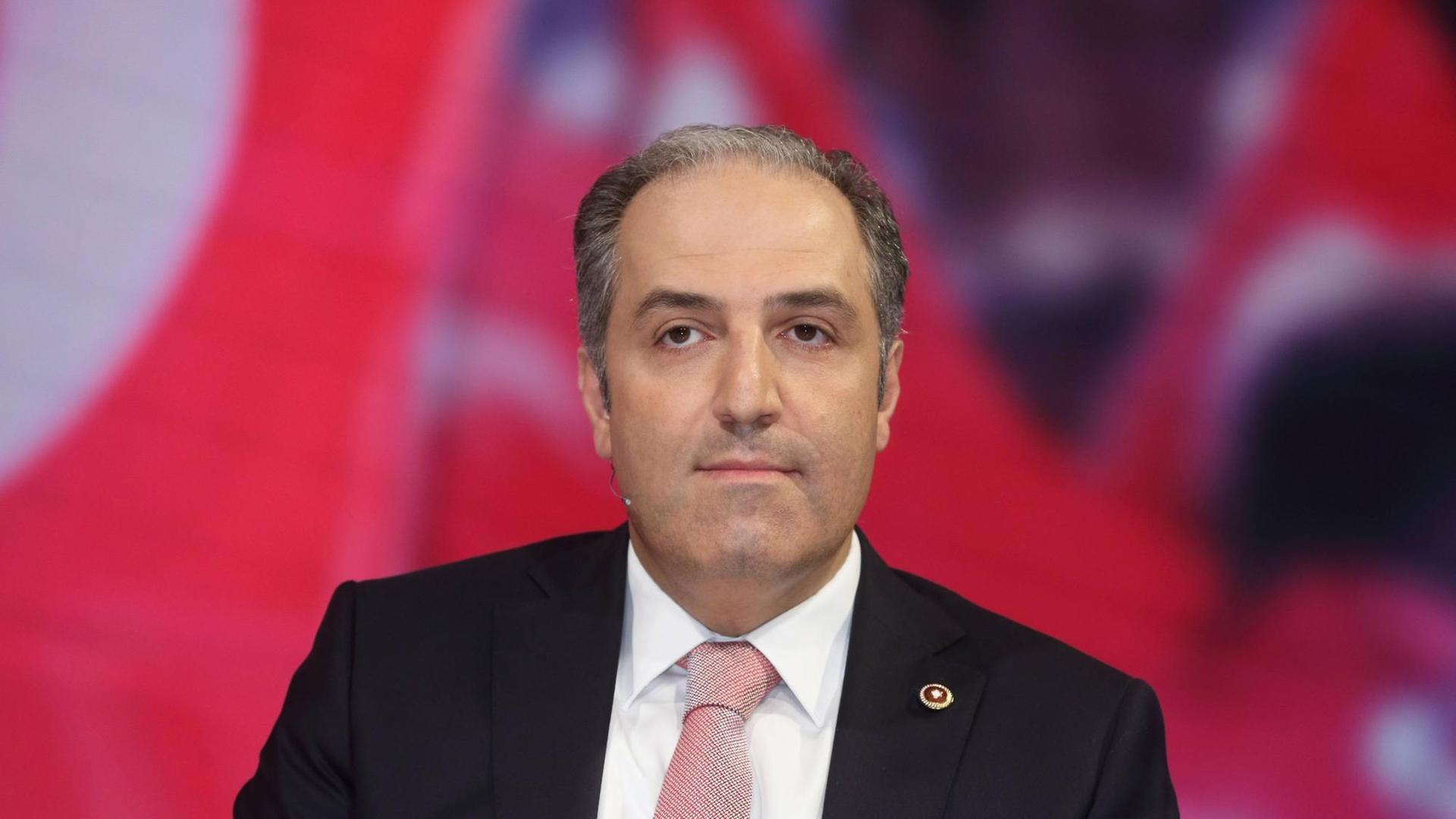 Der AKP-Politiker Mustafa Yeneroglu in einer Talkshow. Der AKP-Politiker Mustafa Yeneroglu in einer Talkshow.