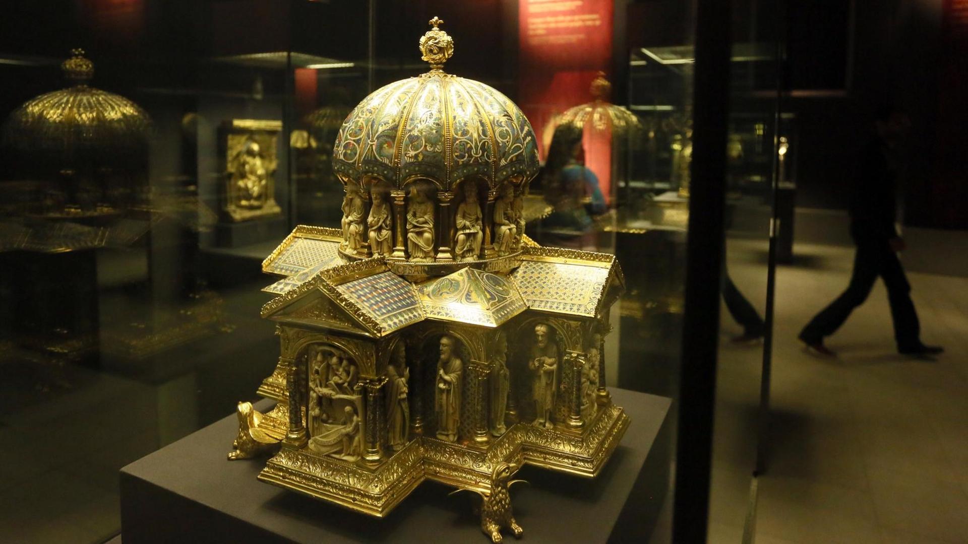 Ein golden schimmerndes, reich verziertes Dom-Modell aus dem 12. Jahrhundert ist im Januar 2014 im Bode Museum in Berlin zu sehen. Ein golden schimmerndes, reich verziertes Dom-Modell aus dem 12. Jahrhundert ist im Januar 2014 im Bode Museum in Berlin zu sehen.