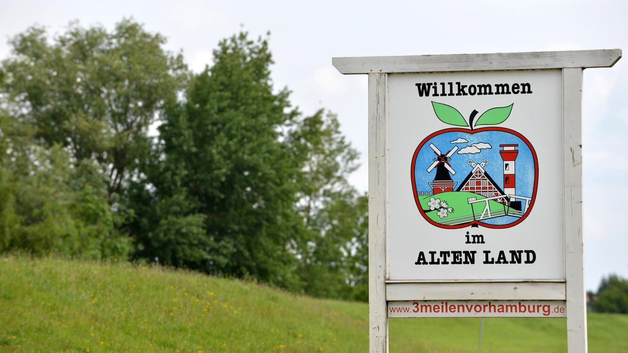 "Willkommen im Alten Land" steht am Dienstag (19.06.2012) auf einem Schild in der Nähe von Jork. Niedersachsen schickt das Alte Land und die Rundlingsdörfer im Wendland ins Rennen um den Weltkulturerbetitel der UNESCO.