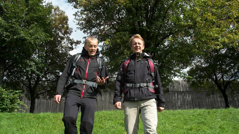 Redakteur Jörg-Christian Schillmöller (li) und Fotograf Dirk Gebhardt (re) in Wandermontur auf einer Wiese Redakteur Jörg-Christian Schillmöller (li) und Fotograf Dirk Gebhardt (re) in Wandermontur auf einer Wiese