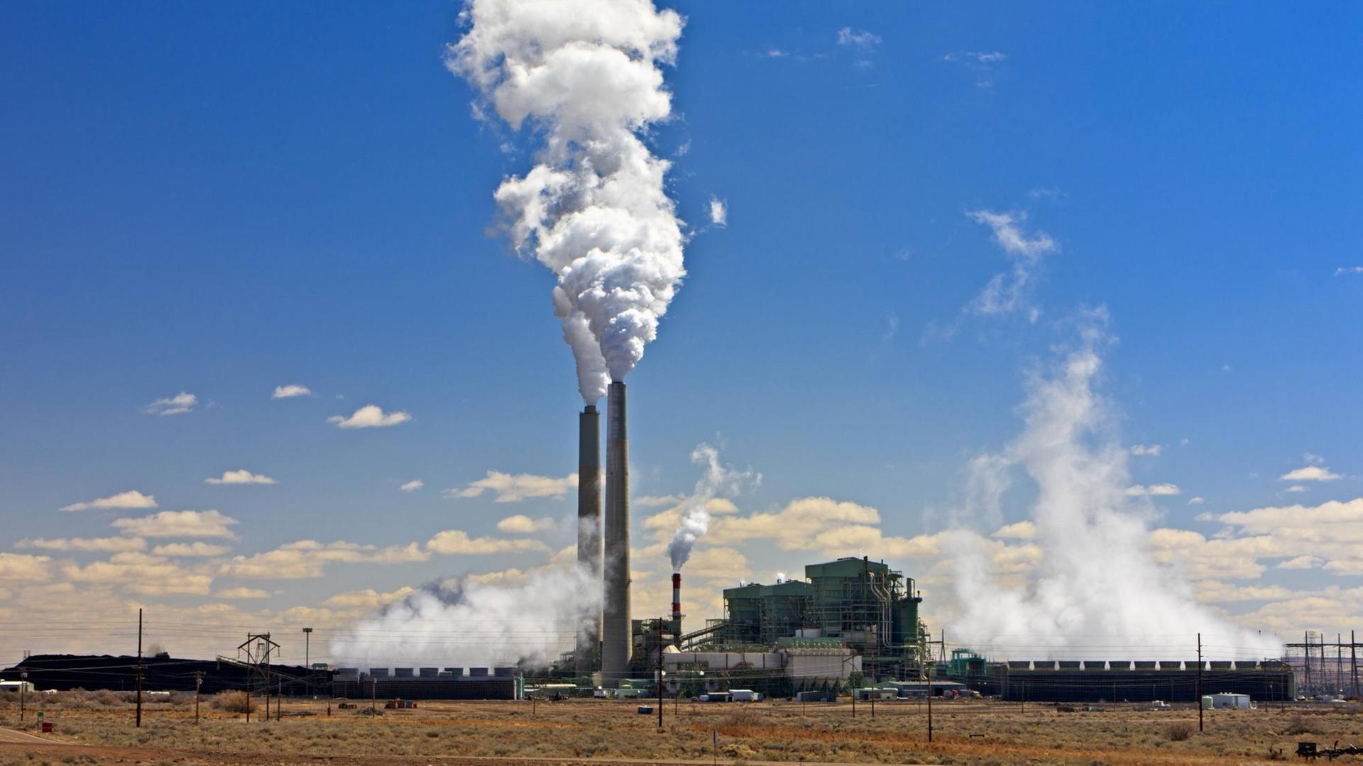 Die rauchenden Schornsteine des Kohlekraftwerks Cholla Power Plant in Arizona, USA.