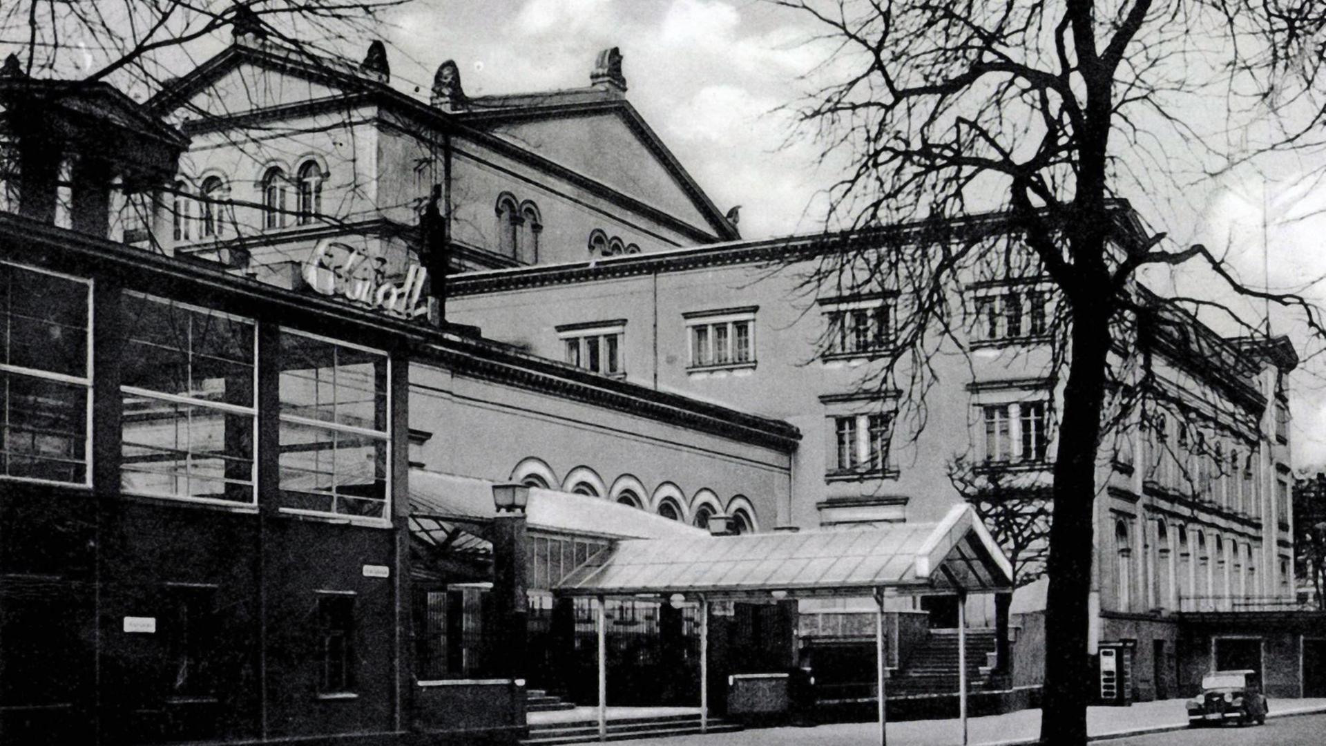 Blick auf die Vorderfront der Kroll-Oper in Berlin um 1924 Blick auf die Vorderfront der Kroll-Oper in Berlin um 1924